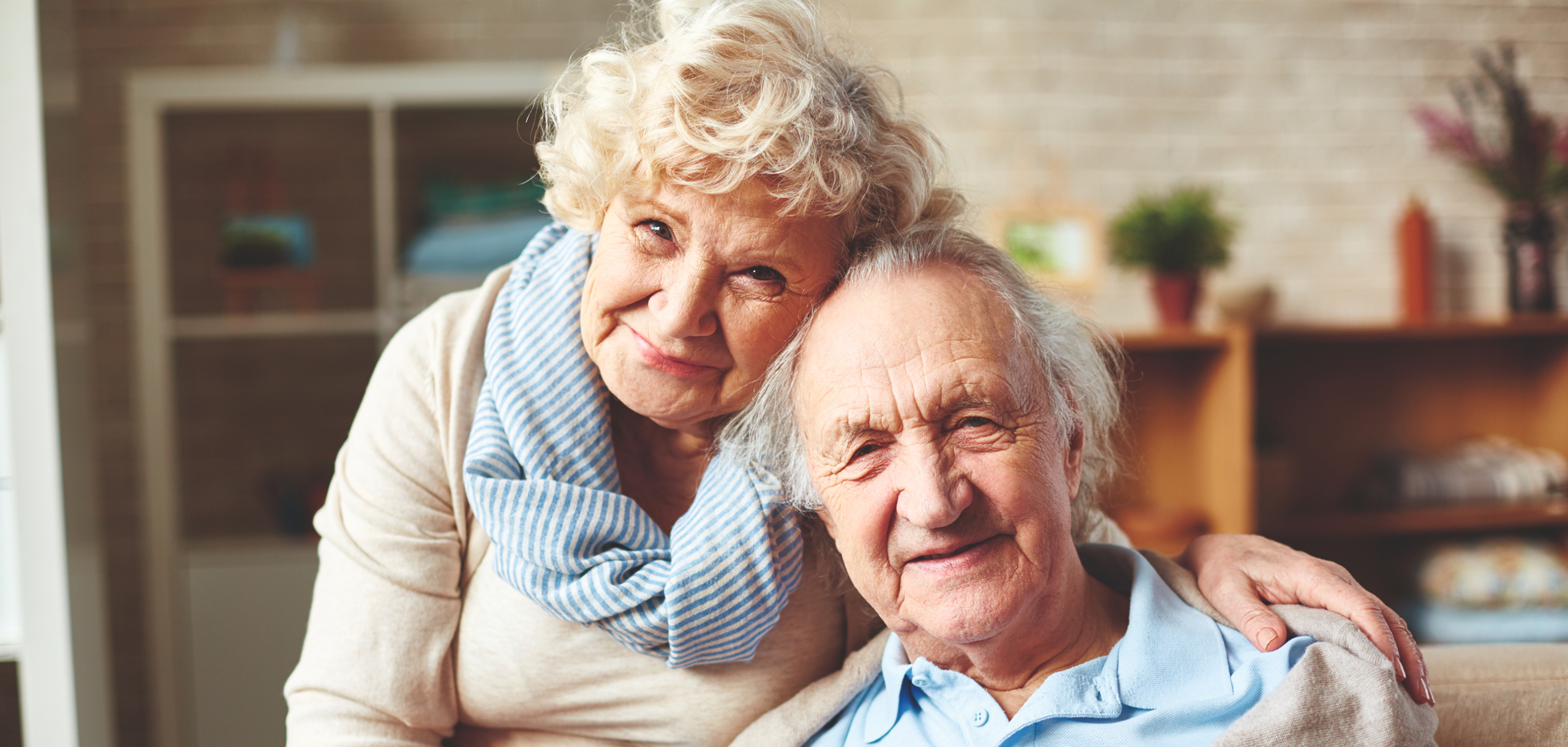 Zwei Senioren umarmen sich