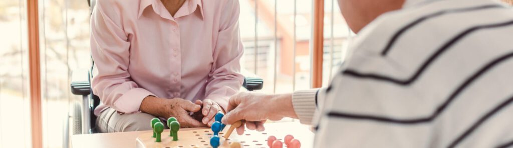 zwei Senioren spielen Mensch ärgere dich nicht