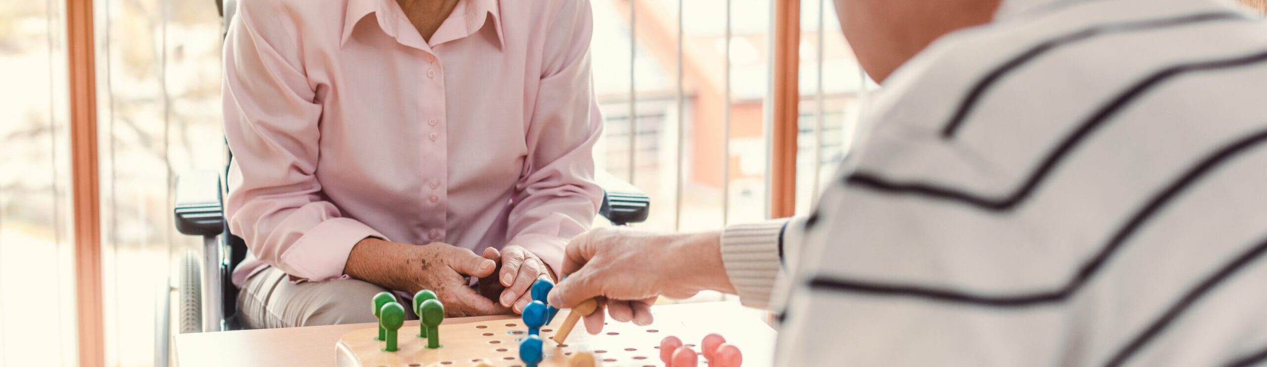 zwei Senioren spielen Mensch ärgere dich nicht