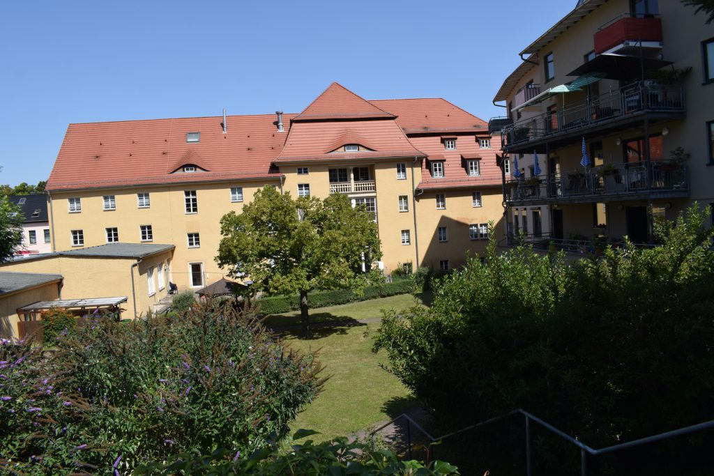 Blick auf den grünen Garten des Heilig-Geist-Stifts in Eisleben