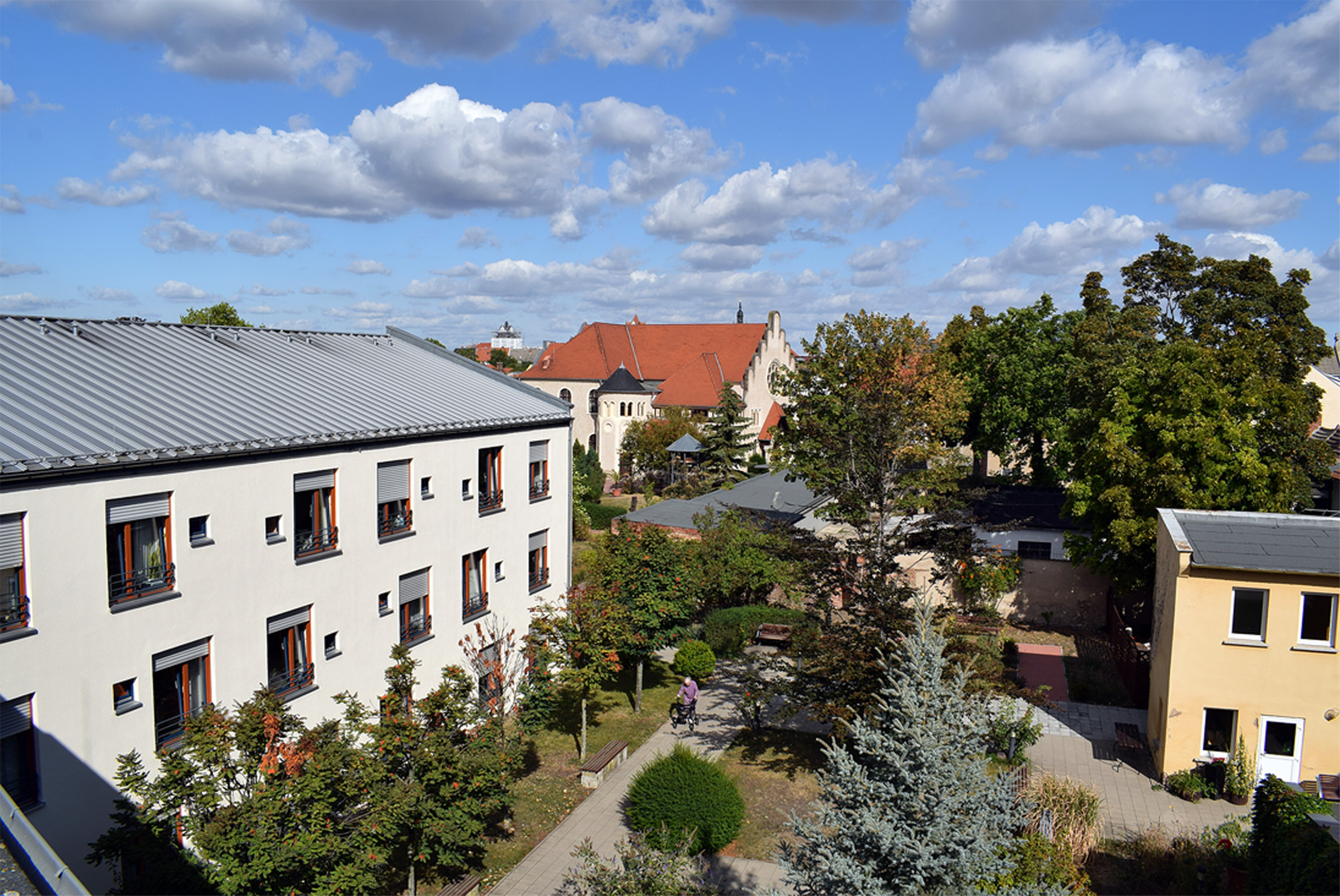 Jeanettestift mit Blick zum Gemeindehaus