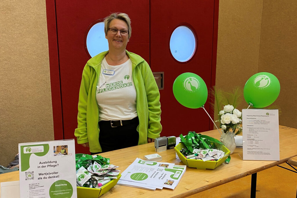 Berufsmesse Könnern - Ramona Steffek betreut den Stand