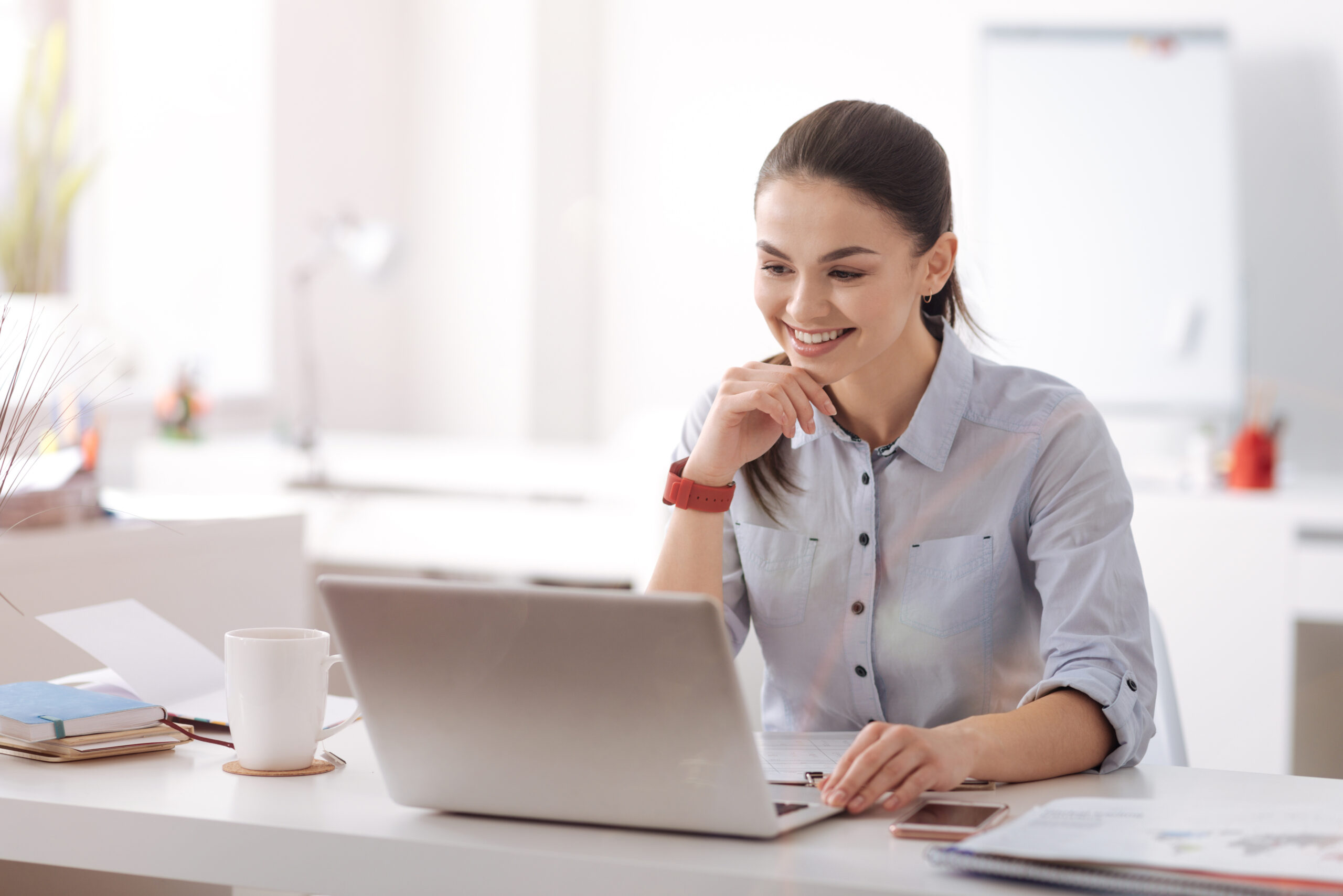 eine junge Frau sitzt am Laptop und lernt