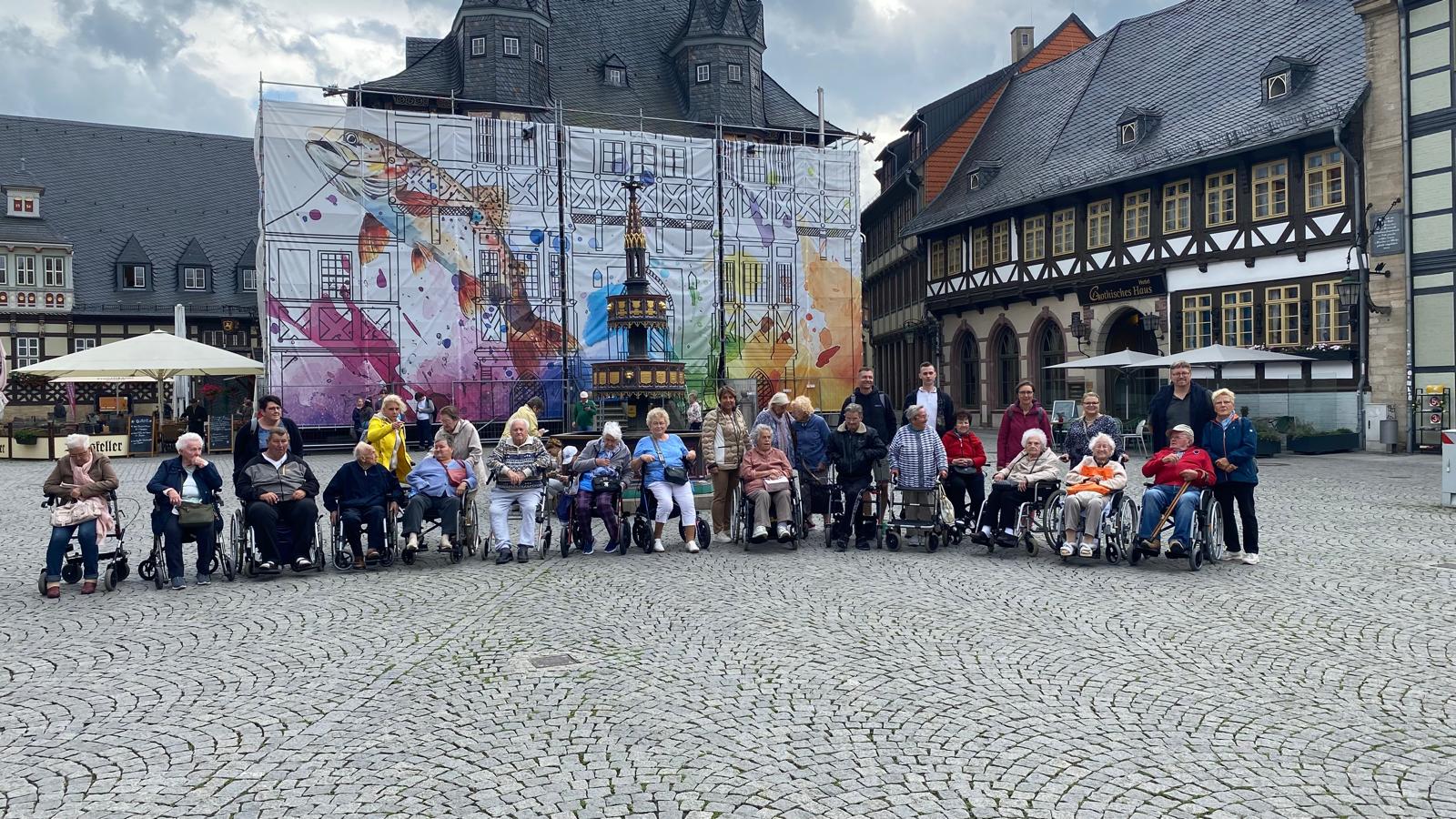 Bewohnerurlaub 2025 im Kloster Drübeck, Ausflug nach Wernigerode mit Gruppenfoto vor dem Rathaus