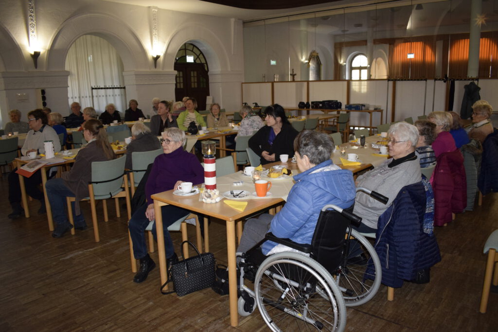 Caroliner lesen für Seniorinnen und Senioren