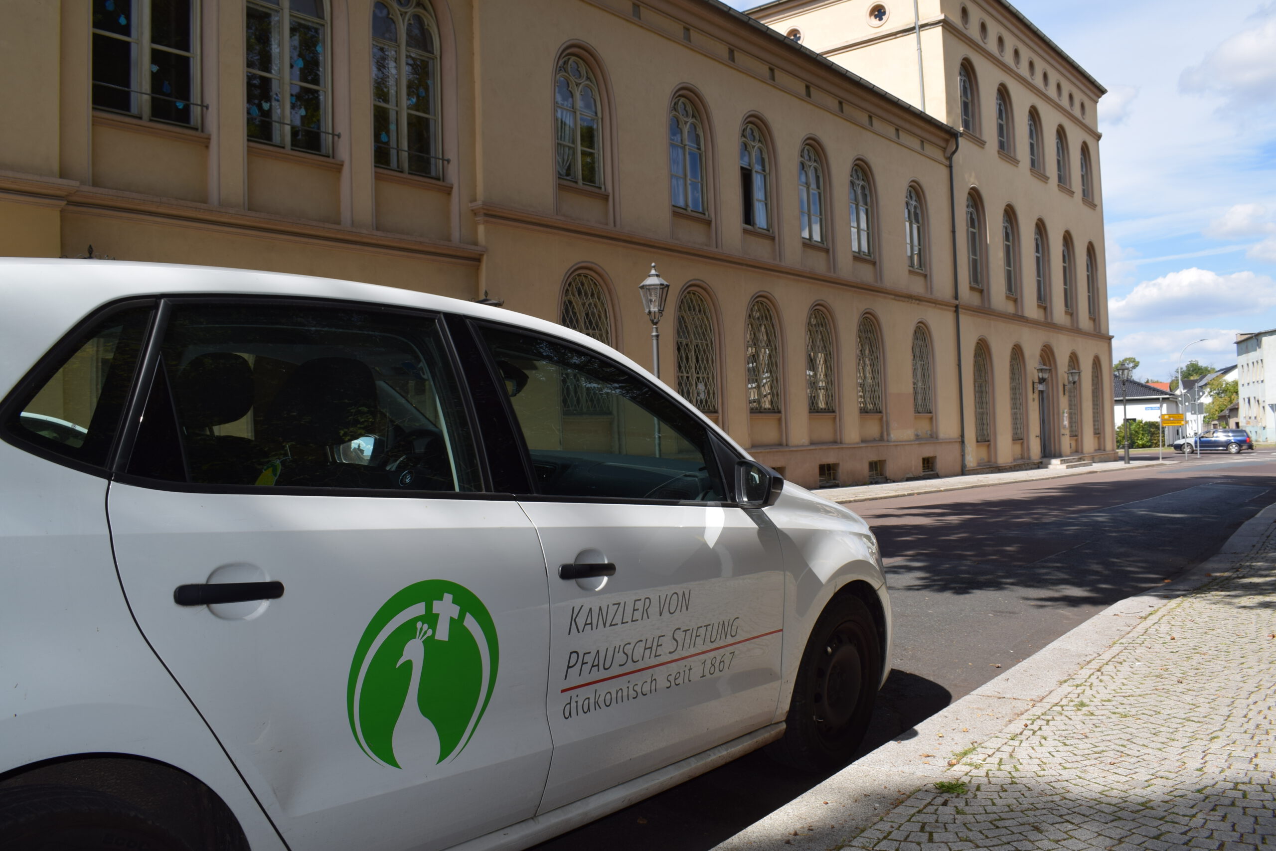 Pflegedienstauto steht vor einem Gebäude