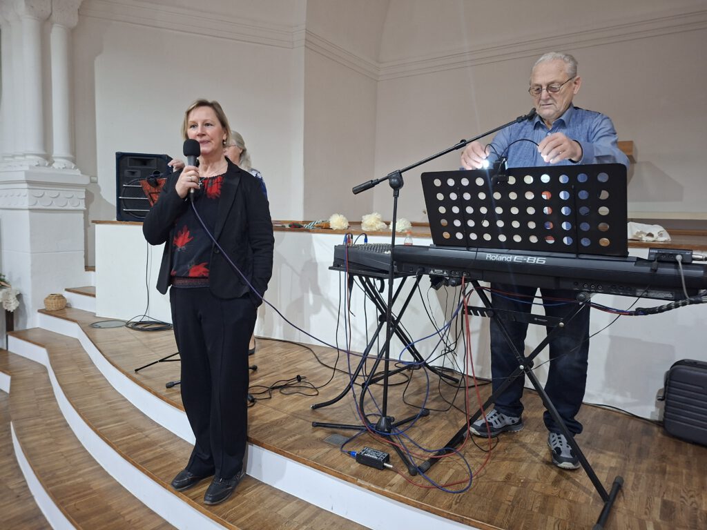 Begrüßung der Gäste durch Frau Karali.