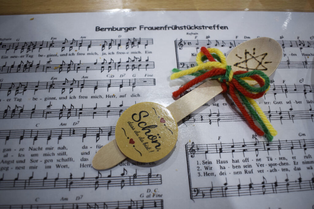 Frauenfrühstück 2025 im Gemeindehaus Bernburg, Liedtext und Holzlöffel als Präsent.