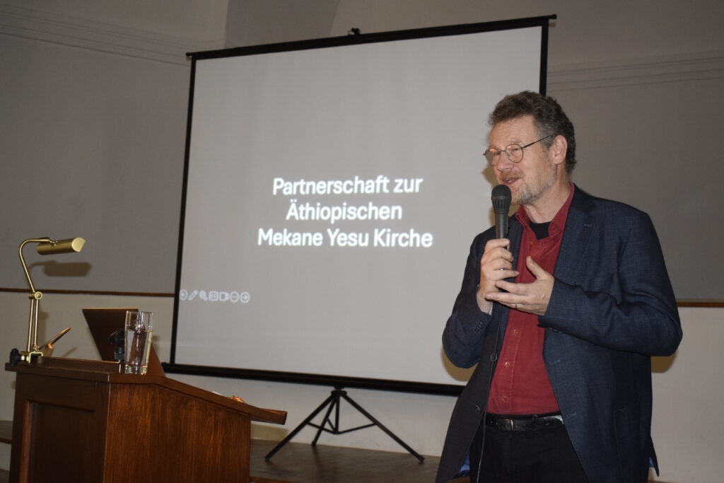 Frauenfrühstück 2025 im Gemeindehaus Bernburg, Gastredner spricht.