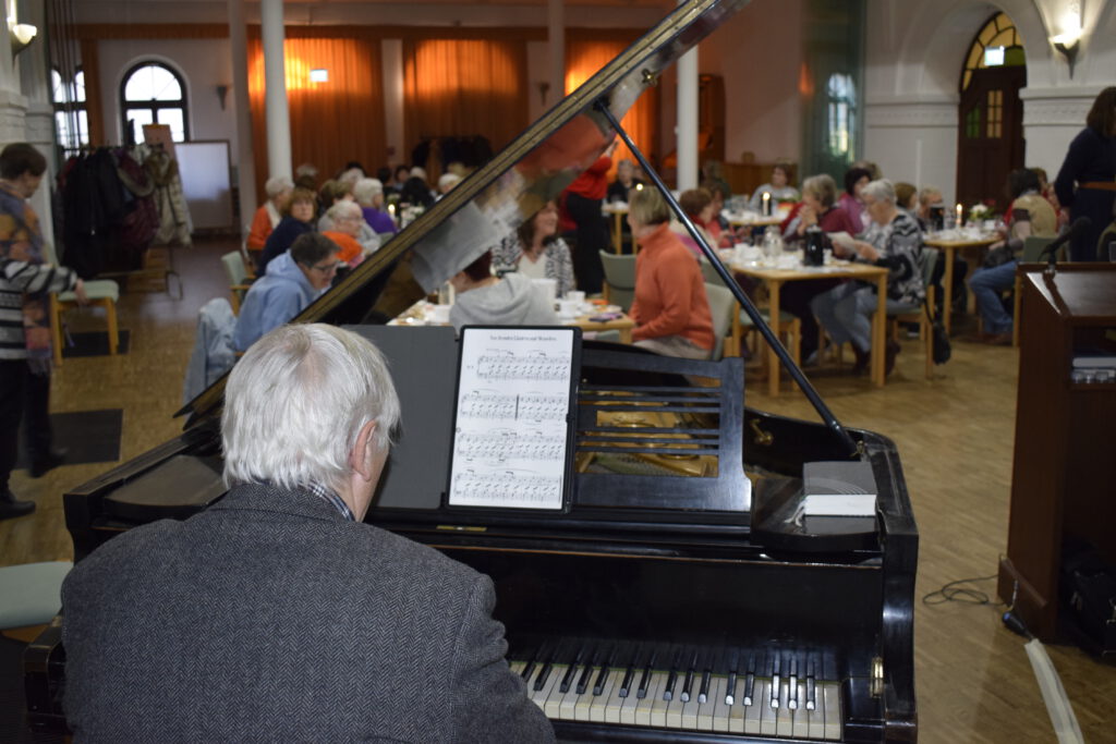 Frauenfrühstück 2025 im Gemeindehaus Bernburg, Musik am Klavier