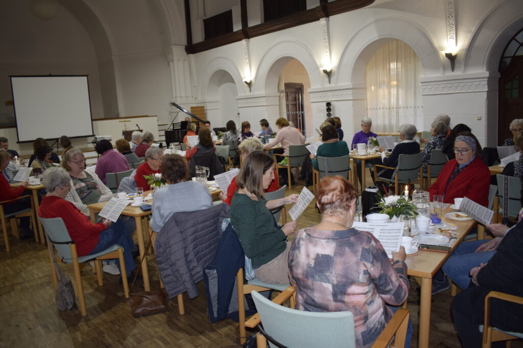 Frauenfrühstück 2025 im Gemeindehaus Bernburg, Gäste singen gemeinsam.