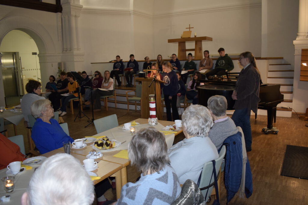 Caroliner lesen für Seniorinnen und Senioren