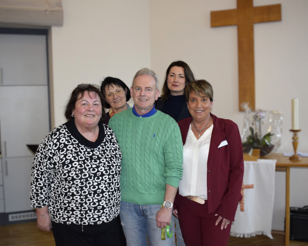 Ein Gruppenfoto zeigt die Dirktorin der Stiftung, Frau Schieke, die Heimleiterin, Frau Ködelpeter, den Pflegedienstleiter Herrn Zikmund sowie zwei ehemalige Mitarbeiterinnen der Einrichtung