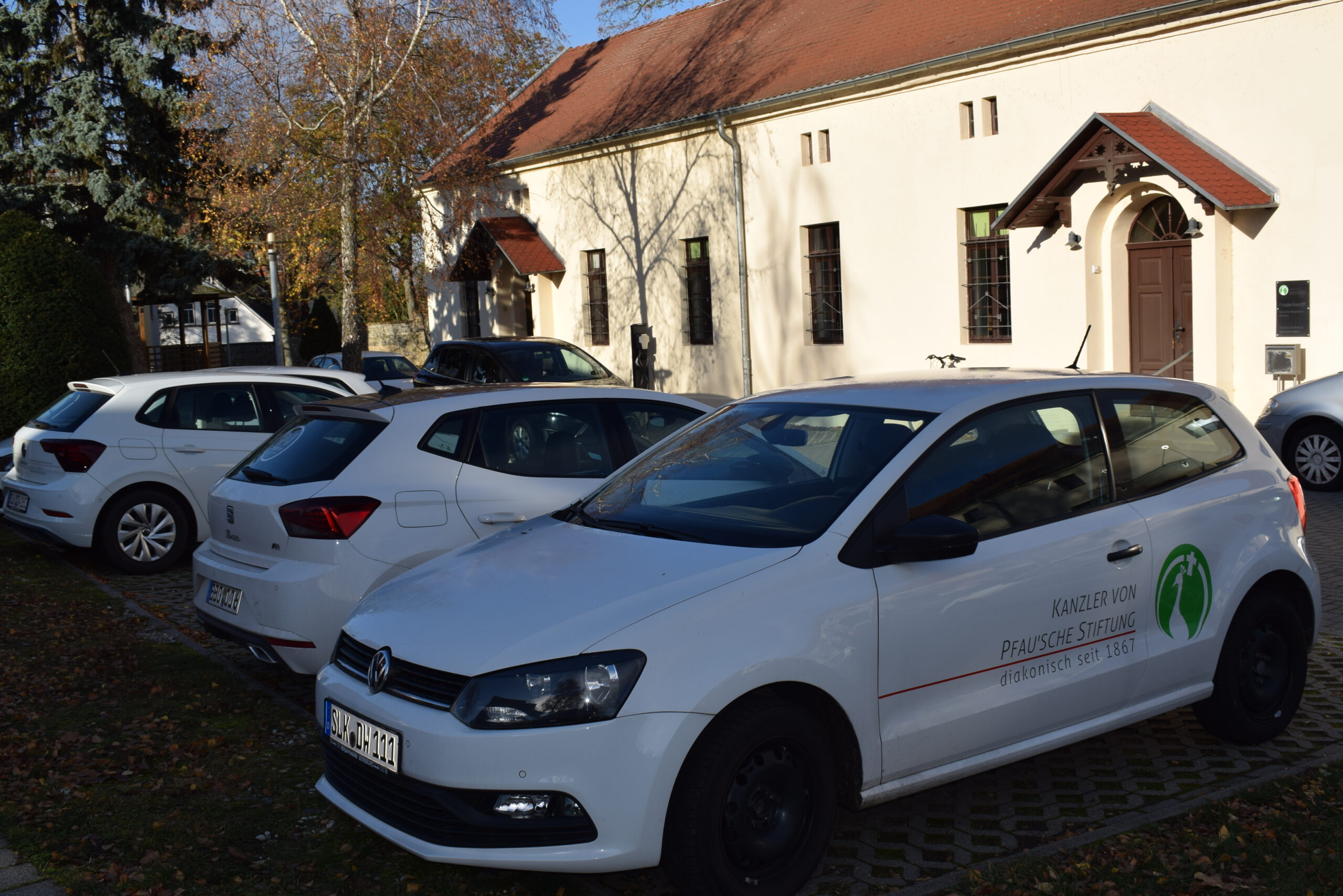 Autos des häuslichen Pflegedienstes parken vor dem Gebäude der Einrichtung