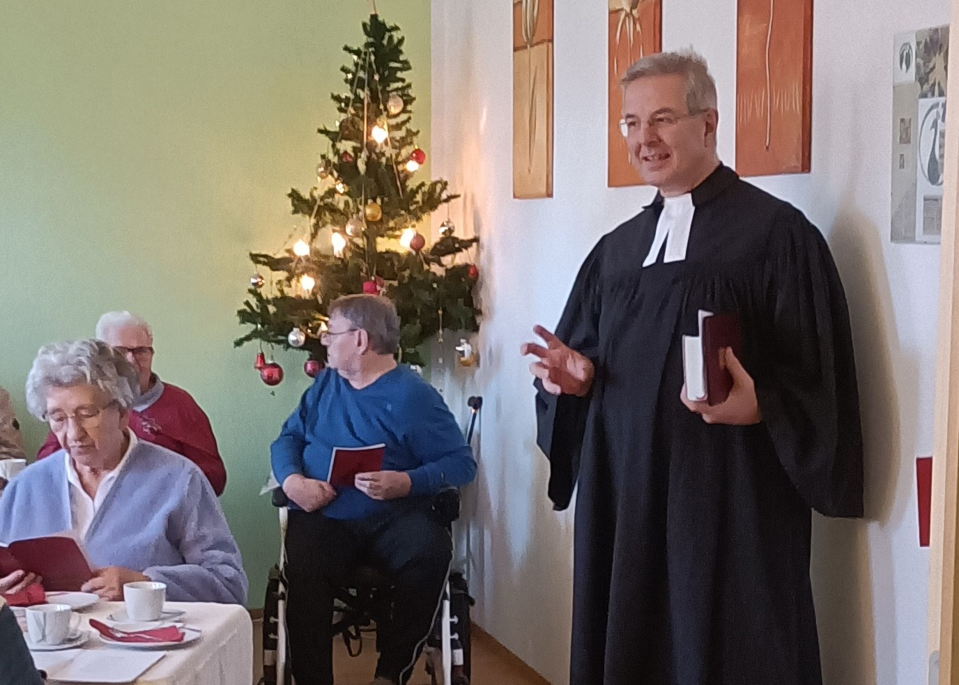 Pfarrer predigt im Hahnemannstift