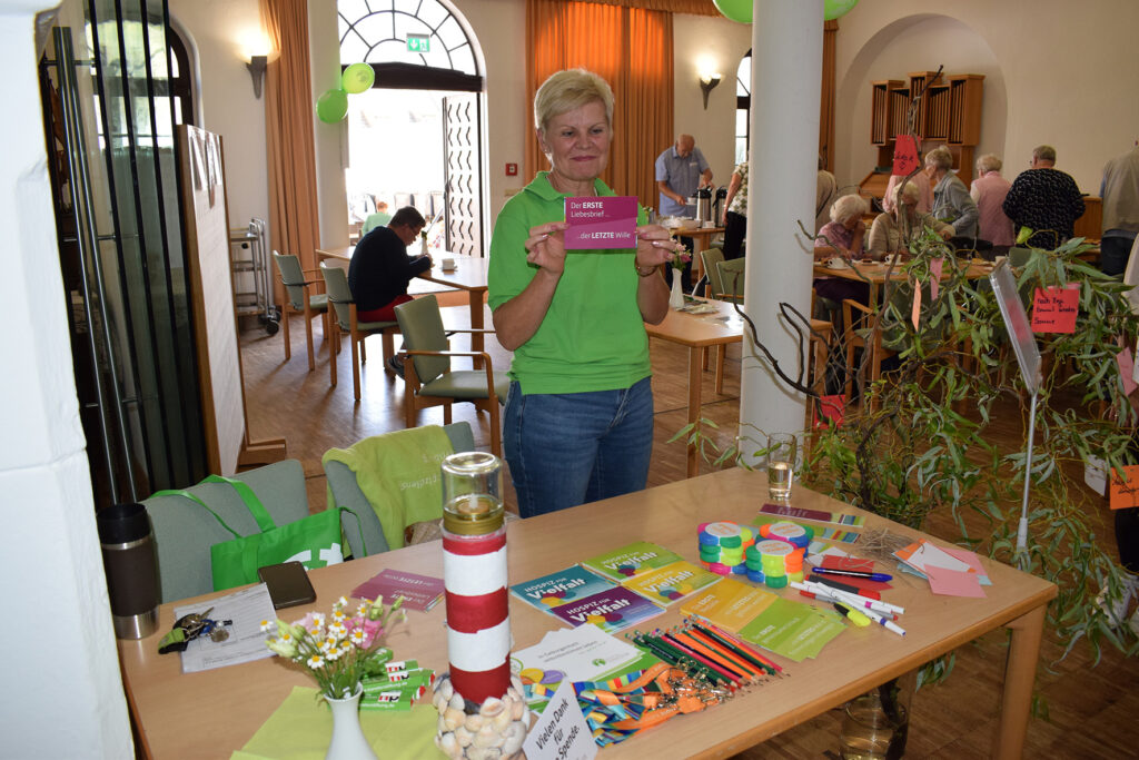 Der ambulante Hospizdienst stellt sich vor und bietet Informationen an einem Tisch an.
