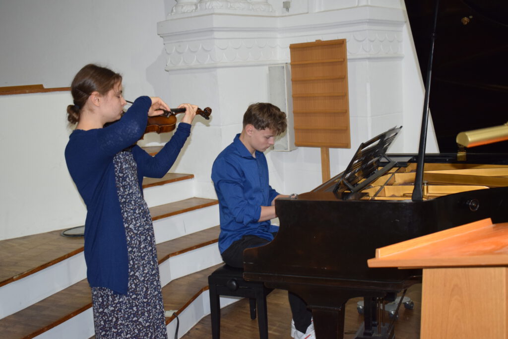 Hospiztag in Bernburg 2025, Geigenspielerin und eine Person am Klavier