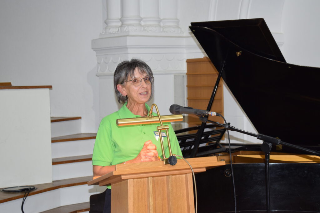 Hospiztag in Bernburg 2025, Frau Gisa spricht am Rednerpult