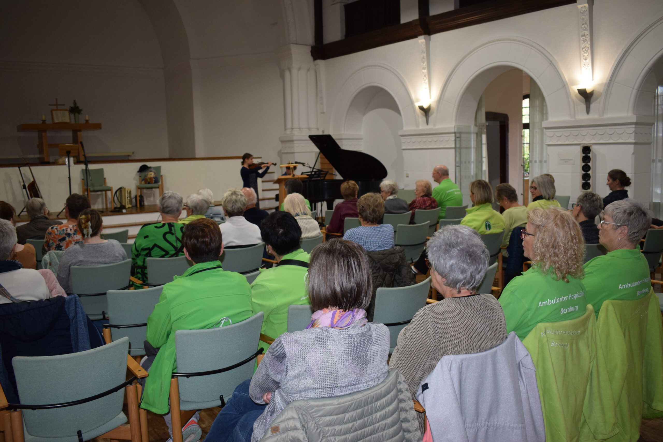 Hospiztag in Bernburg 2025, musikalische Eröffnung mit Klavier und Geige