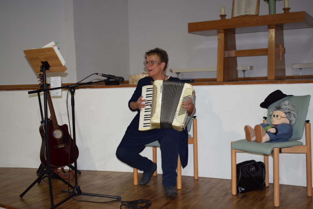 Hospiztag in Bernburg 2025, eine Frau spielt auf dem Akkordeon