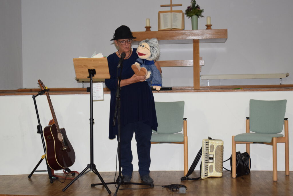 Hospiztag in Bernburg 2025, eine Frau mit einer Handpuppe auf dem Arm
