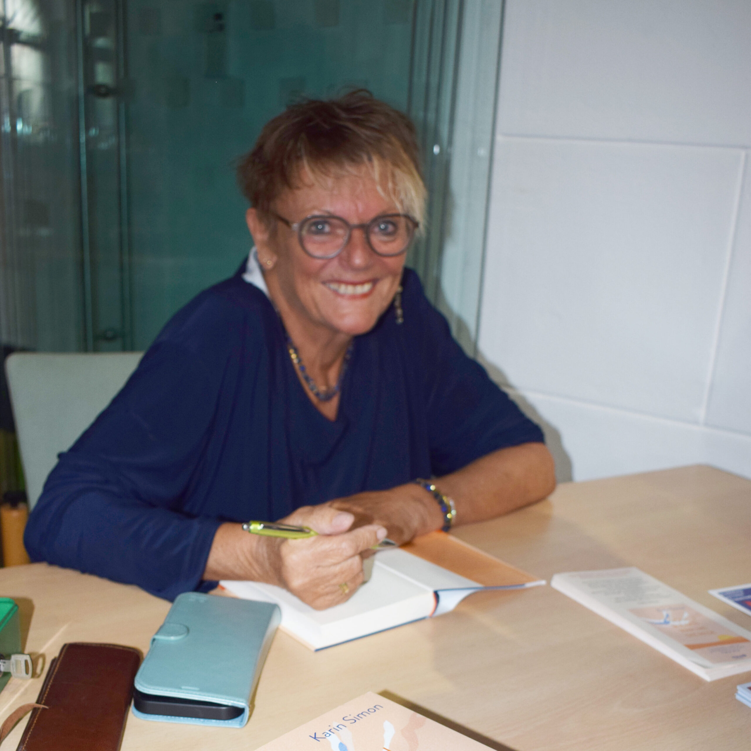 Hospiztag in Bernburg 2025, Karin Simon signiert ihr Buch "Von Bleiben war nie die Rede."