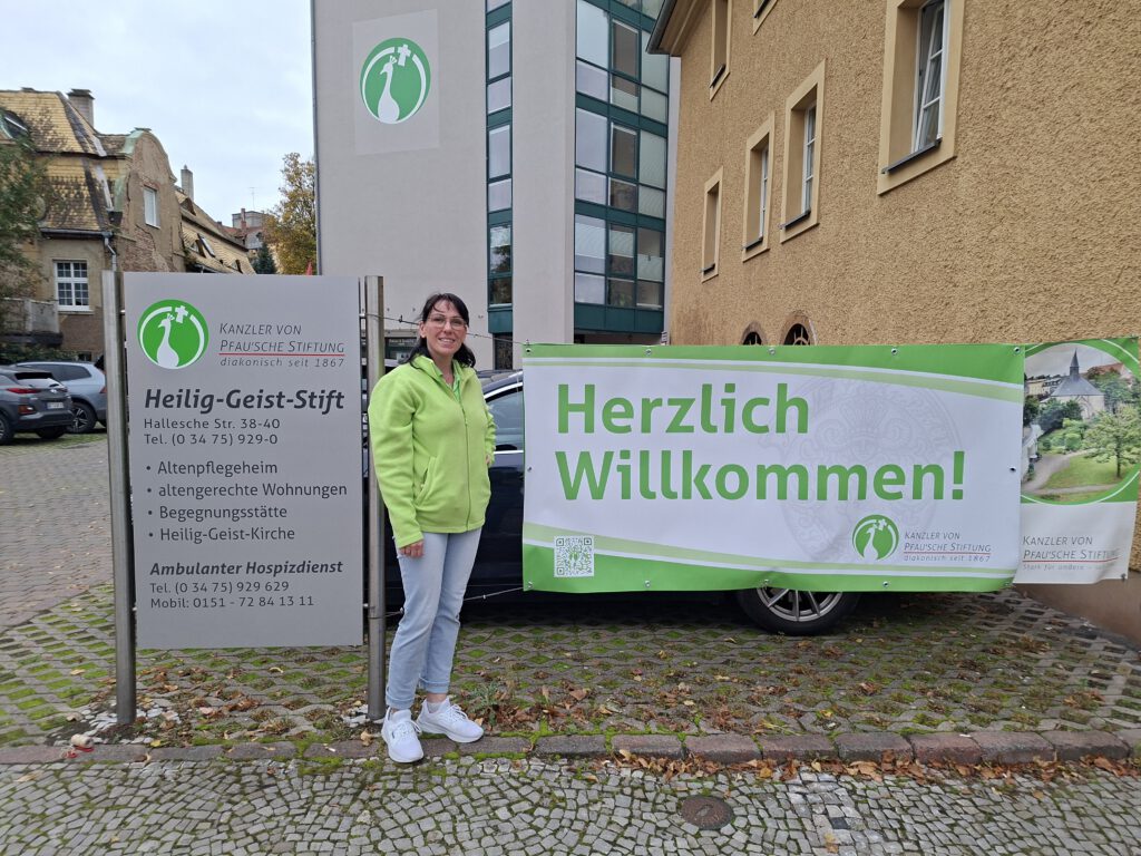 Hospiztag 2025 in der Lutherstadt Eisleben, Banner am Eingang mit Herzlich Willkommen