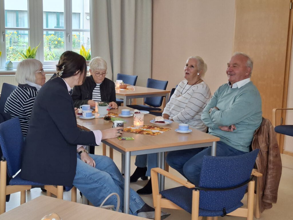 Hospiztag 2025 in der Lutherstadt Eisleben, Gäste trinken Kaffee