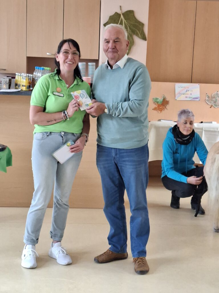 Hospiztag 2025 in der Lutherstadt Eisleben, Frau Gebhardt erhält vom Stadtseniorenrat eine Spende