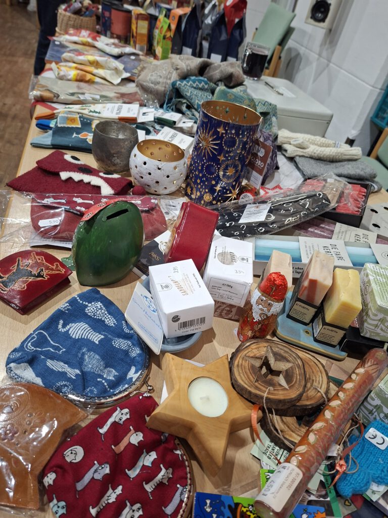 verschiedene Präsente werden angeboten des Eine-Welt-Ladens Kanzler-Eck Bernburg