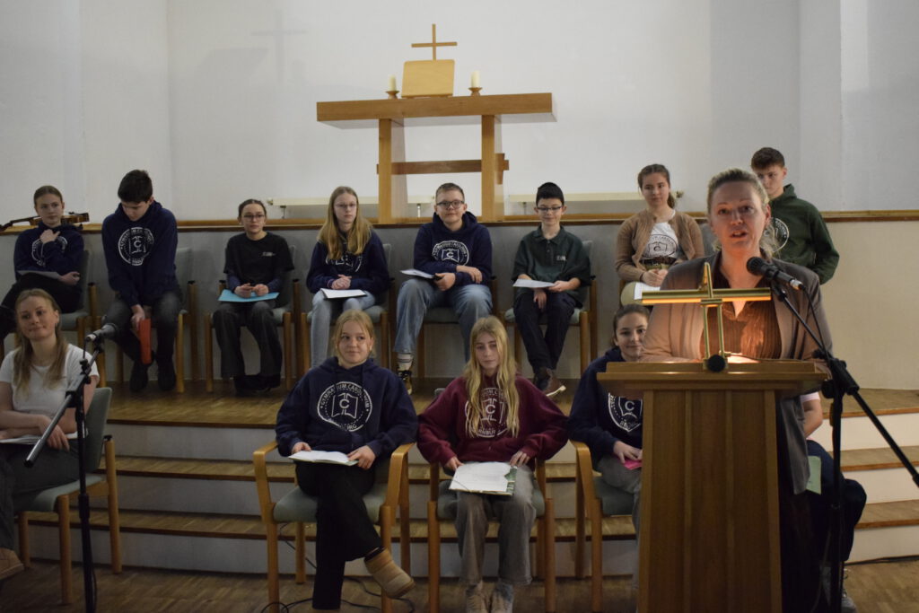 Caroliner lesen für Seniorinnen und Senioren, Frau Kilian spricht zu den Gästen