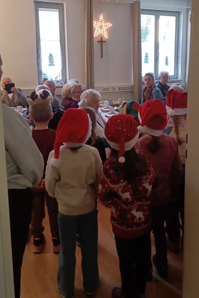 Kinder singen zur Weihnachtsfeier im Hahnemannstift Köthen