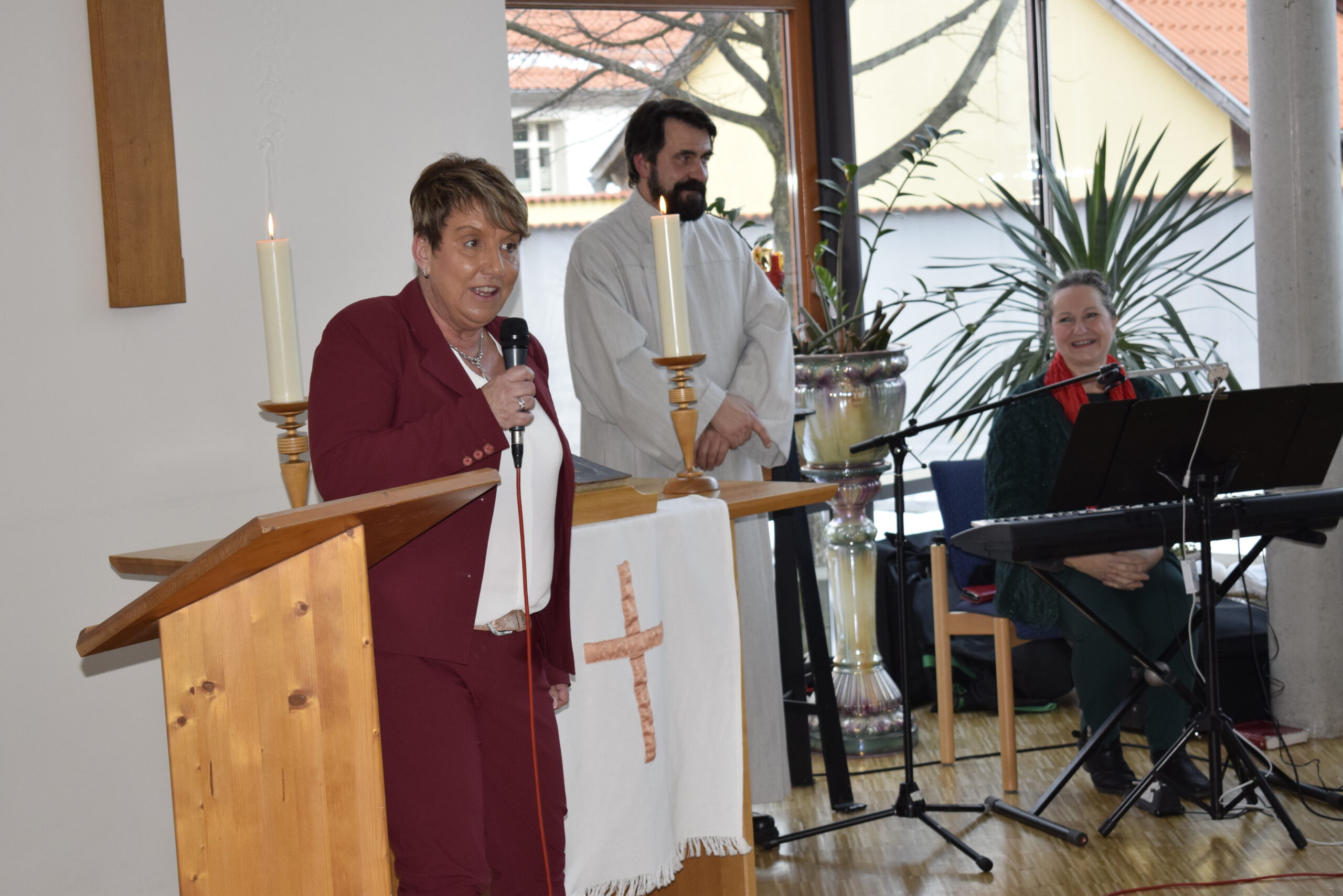 Harriet Ködelpeter spricht zu den Bewohnerinnen und Bewohnern im Nicolaistift