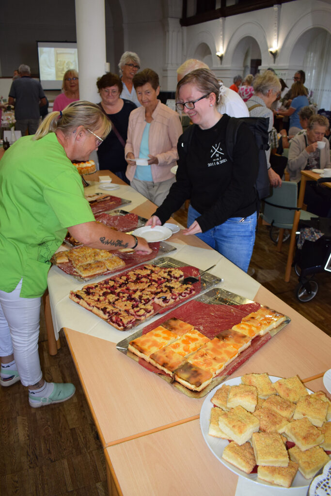 Kuchenbuffet wird rege von den Besuchern genutzt.