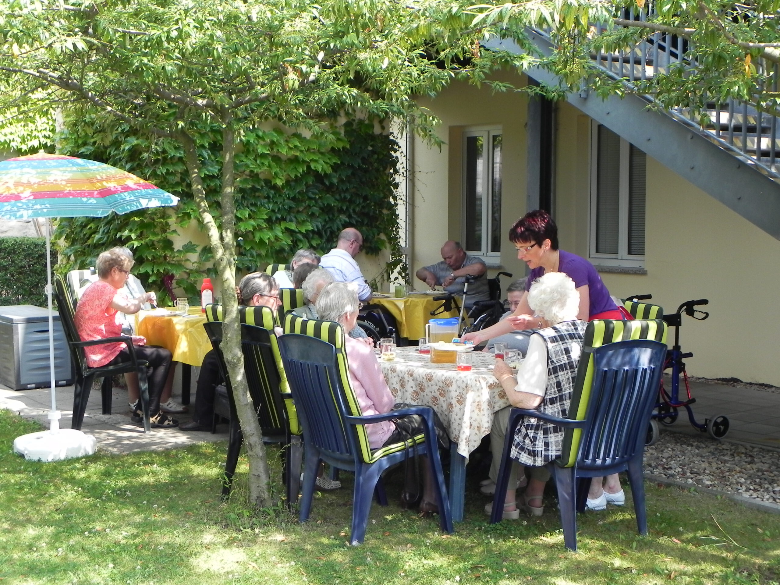 Kaffeetafel im Garten vor dem Paulinestift