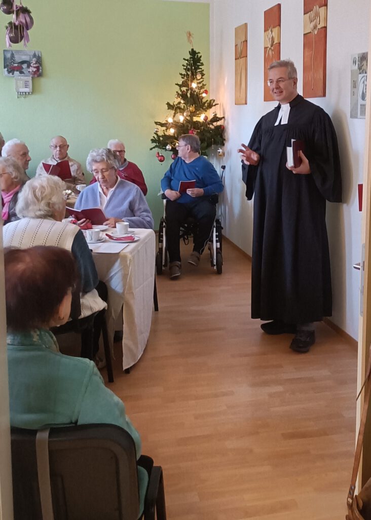 Pfarrer zur Weihnachtsfeier im Hahnemannstift Köthen