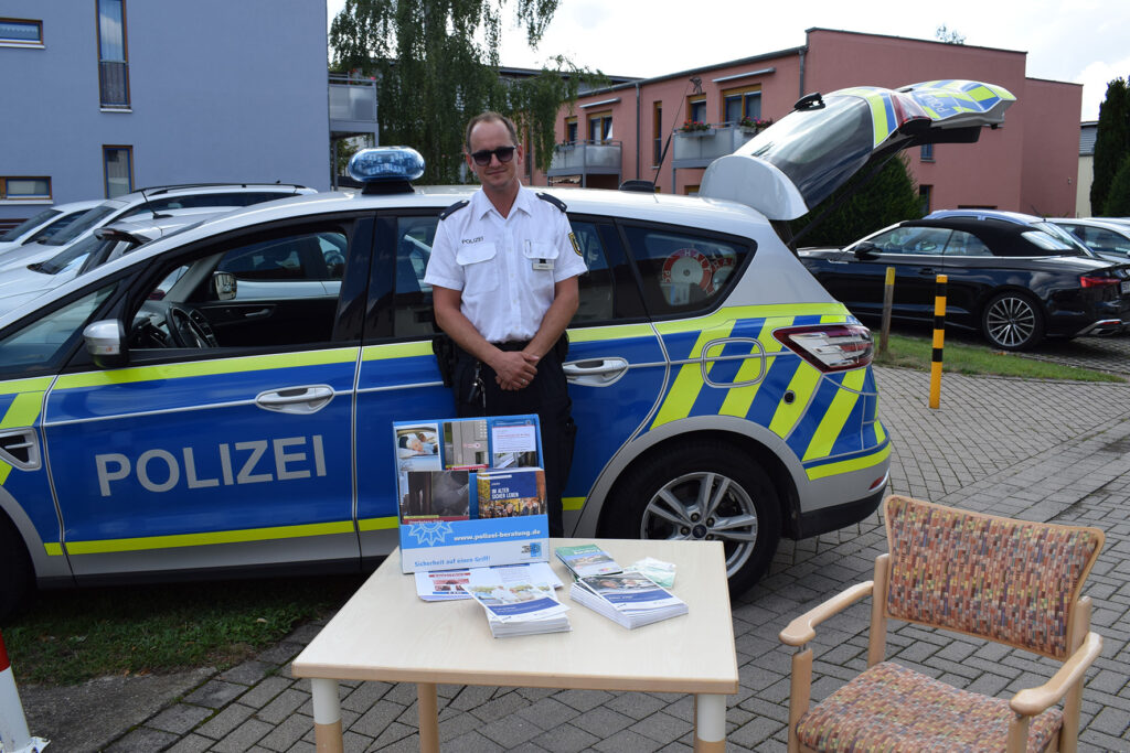 Polizei mit Auto zum Thema Prävention ist vor Ort.