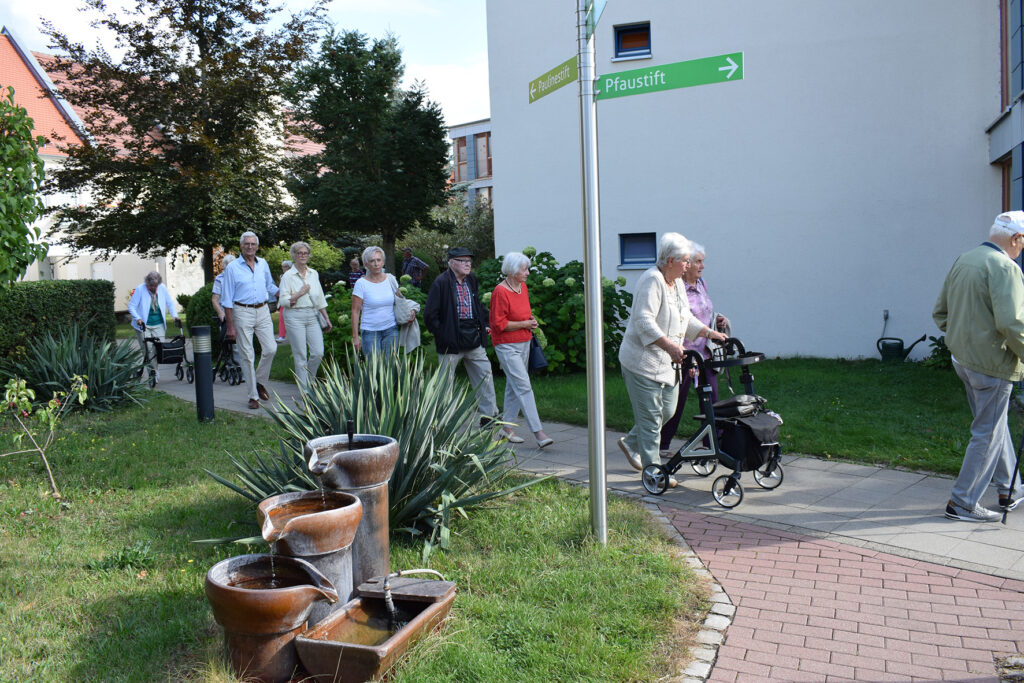 Rundgang durch die Einrichtungen mit einer Gruppe von Besuchern.