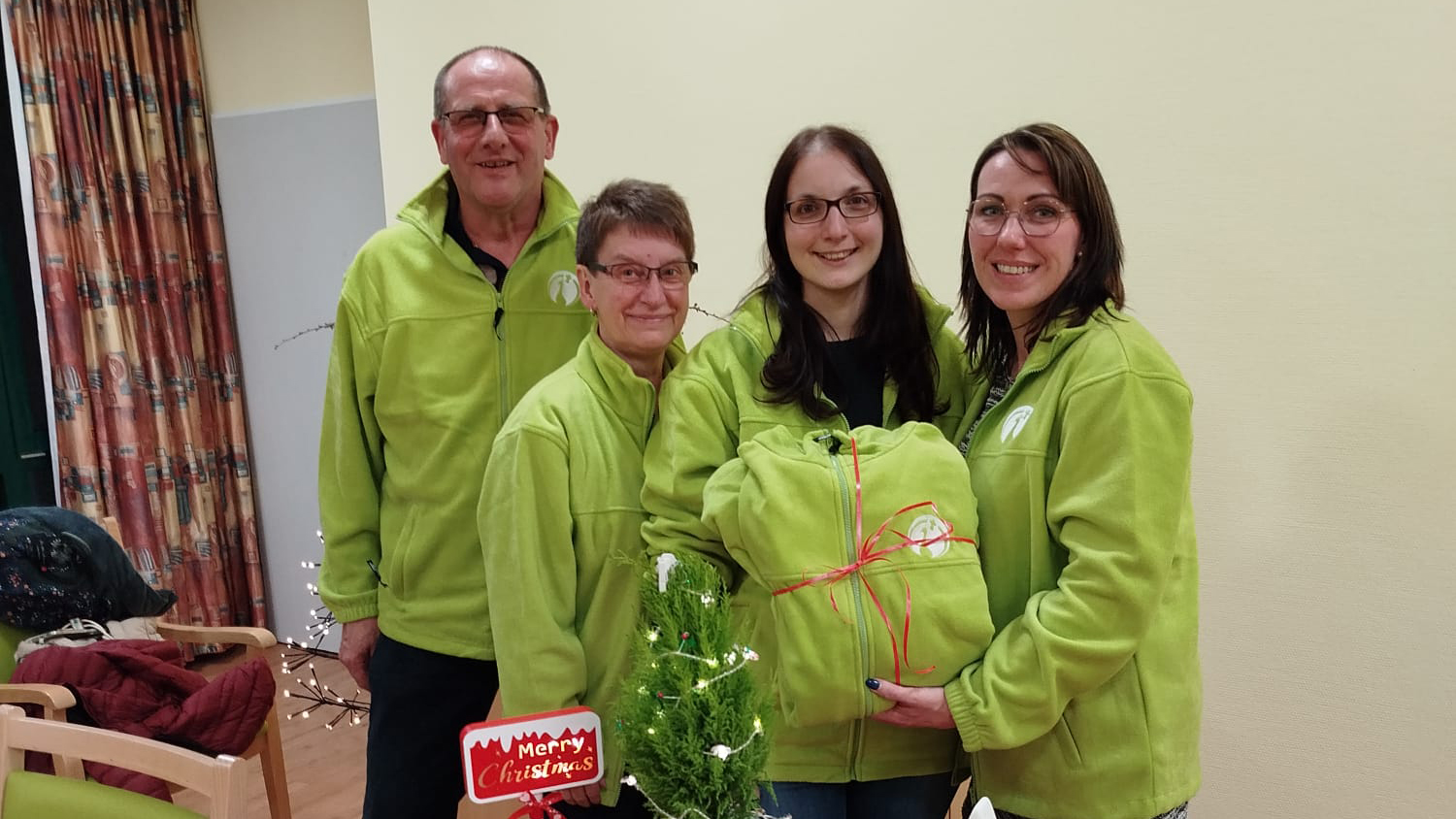 neue Fleecjacken für den ambulanten Hospizdienst Eisleben