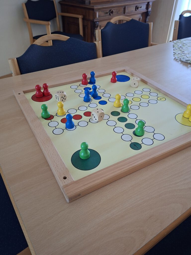 Tisch mit einem großen Mensch ärgere dich nicht Spiel