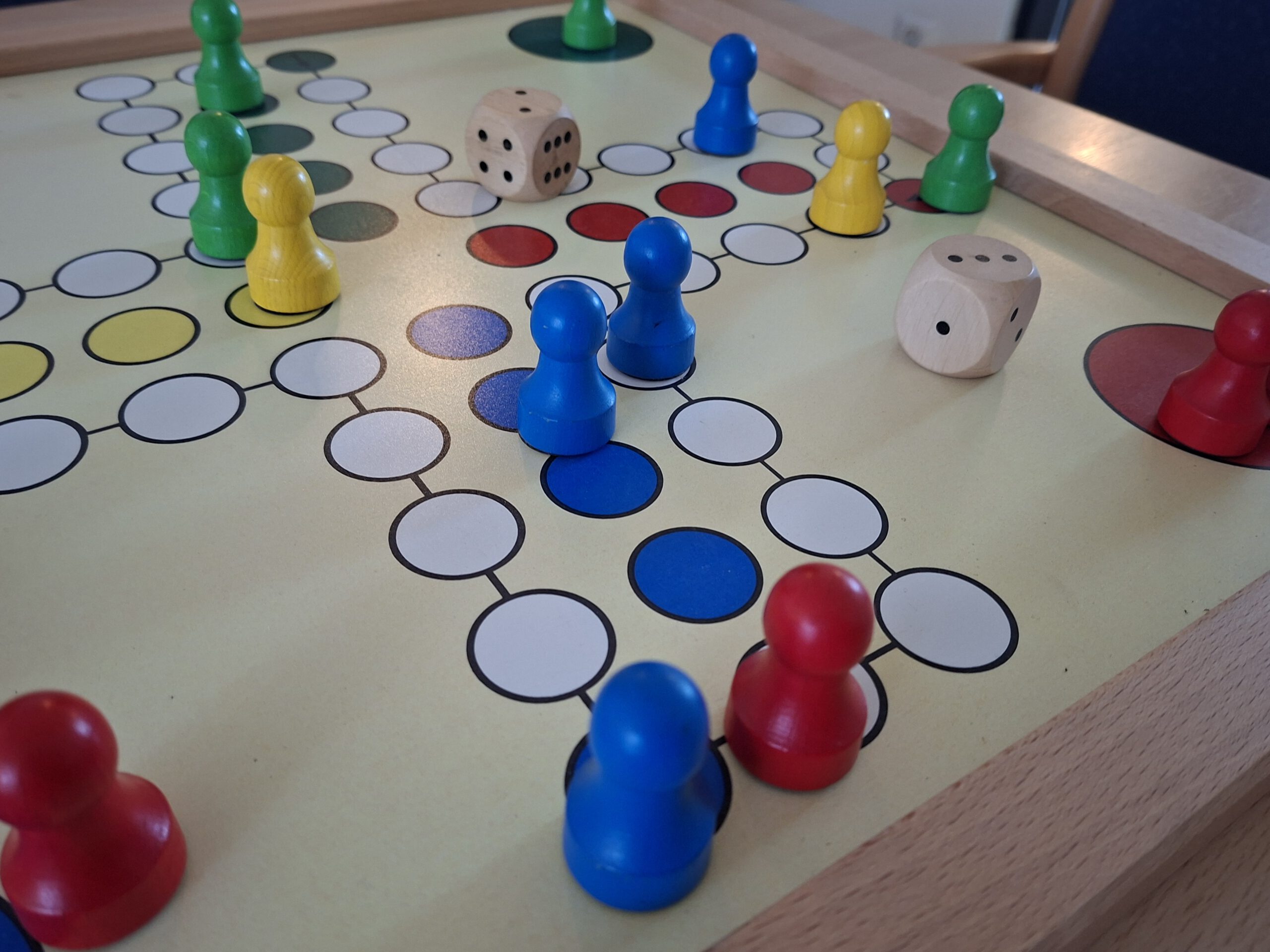 Tisch mit einem großen Mensch ärgere dich nicht Spiel