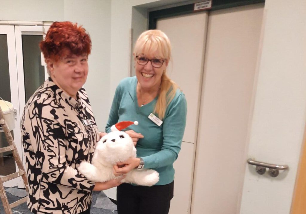 Paro besucht das Altenpflegeheim