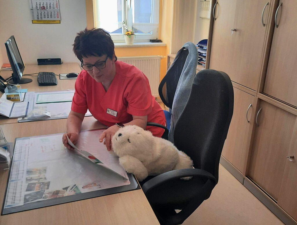 Robbe Paro am Schreibtisch in der Tagespflege