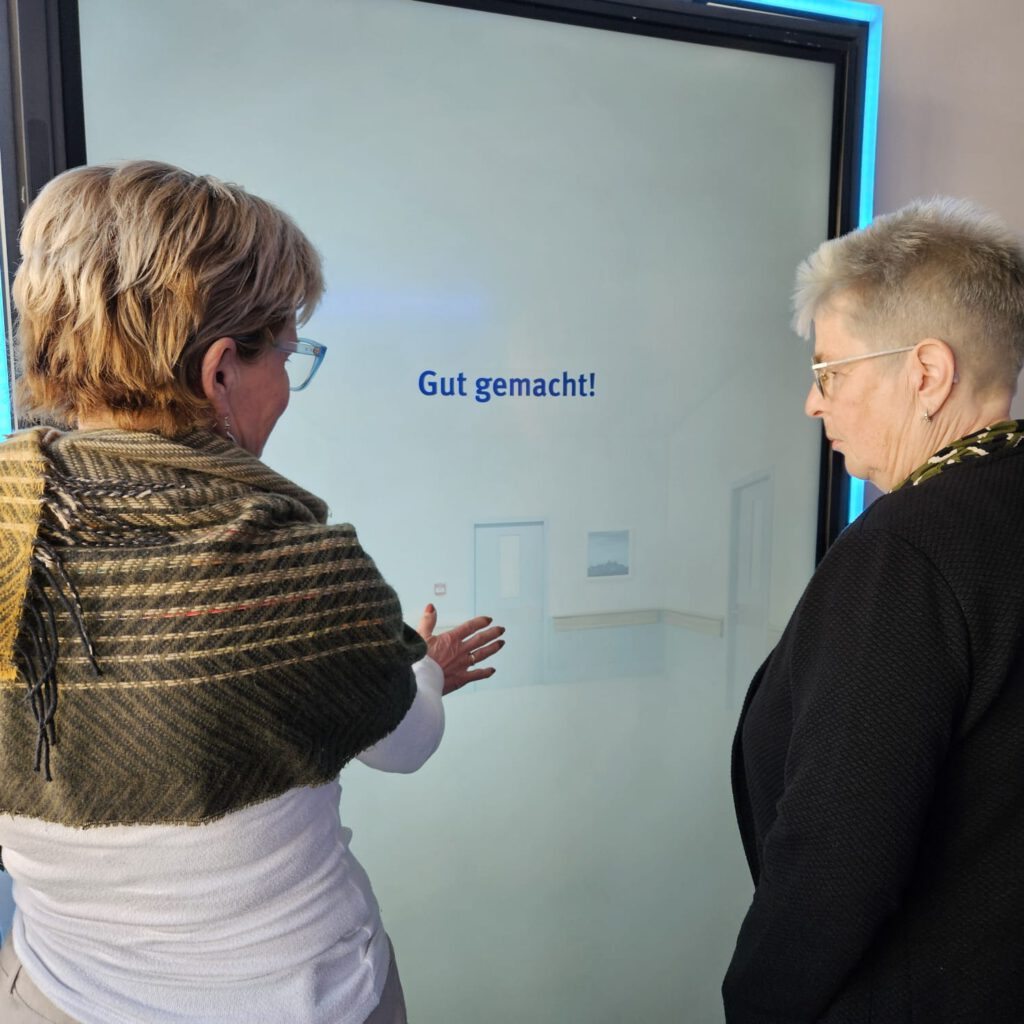 zwei Ehrenamtliche üben Gespräche