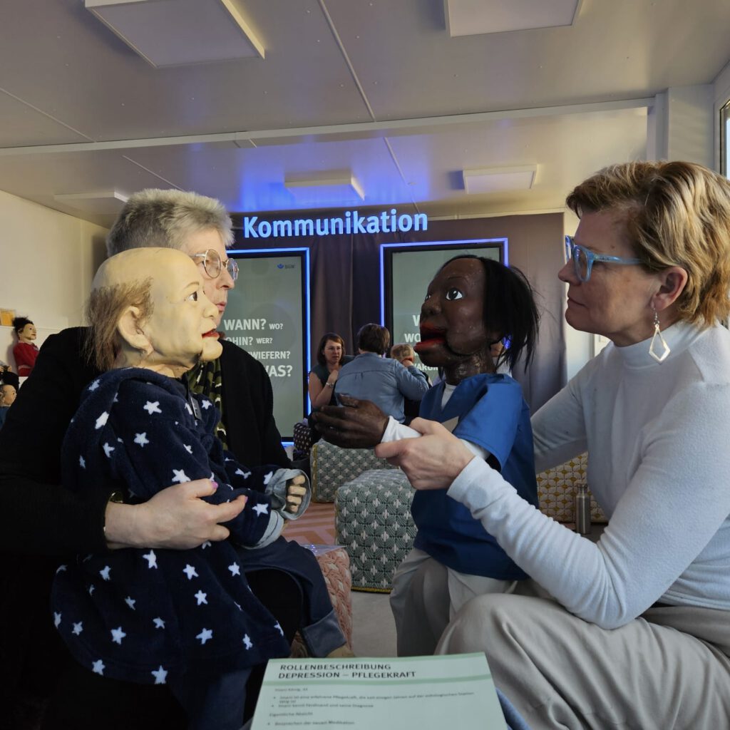 Geprächsführung wird geübt mit zwei Puppen