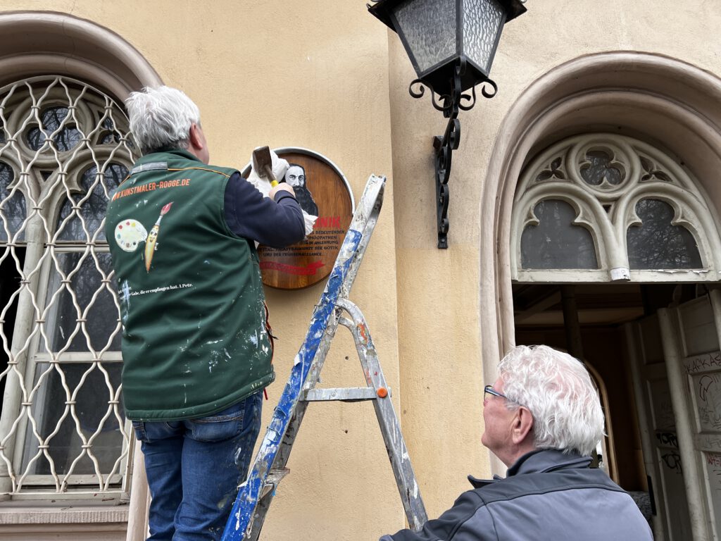 Anbringung Denkmalschild am Lutzestift Köthen