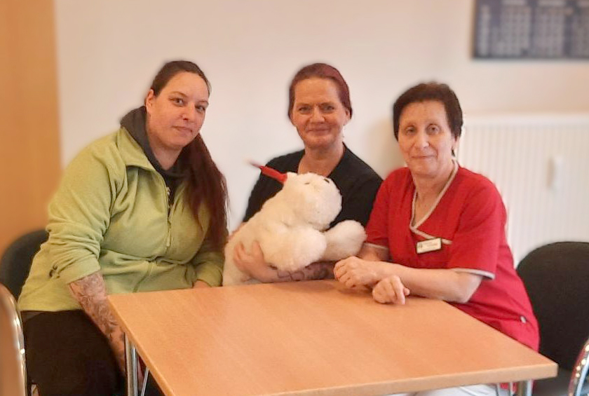 Therapie-Robbe Paro besucht das Heilig-Geist-Stift Eisleben