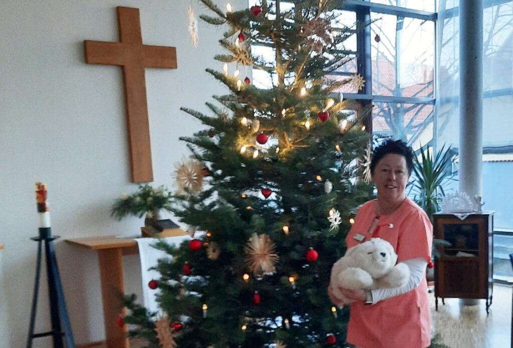 Therapie-Robbe Paro besucht das Nicolaistift