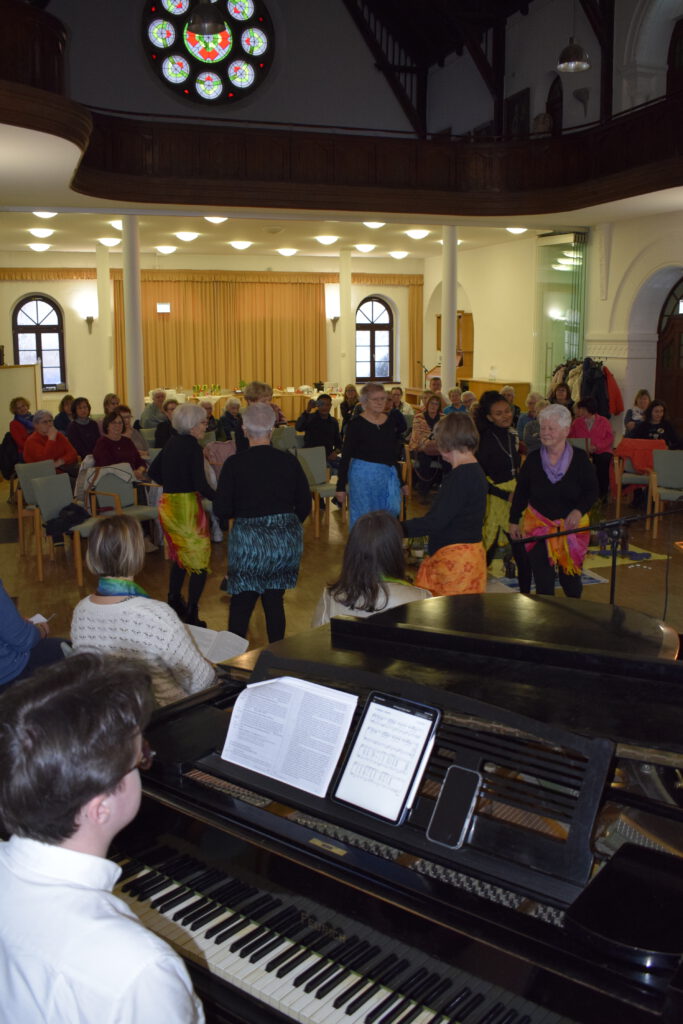 Weltgebetstag 2026 - Kommt! Teilt eure Last. - Tänze.