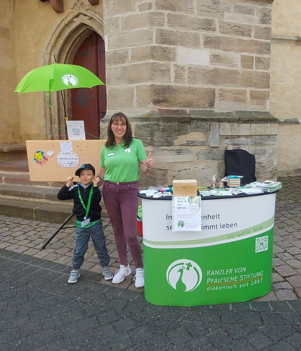 Nadine Gebhard am Infostand der Stiftung